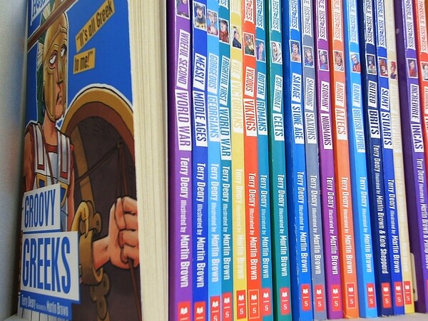 HORRIBLE HISTORIES series Groovy Greeks etc. Deary Terry ２１点。