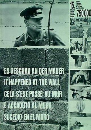 Es Geschah an Der Mauer : eine Bilddokumentation des Sperrgürtels um Berlin West It Happened at the Wall: A Documentation in Pictures of the Military Ring around West Berlin